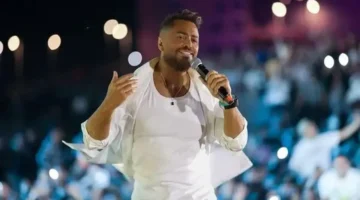 سيغني جالساً في حفله.. تطورات صحية جديدة لتامر حسني